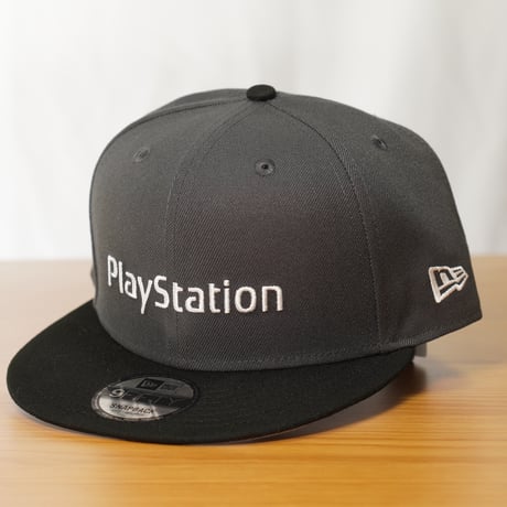 NEW ERA・ニューエラ 9FIFTY PlayStation プレイステーション ファミリーマーク ダークグラファイト/ブラック 14693334