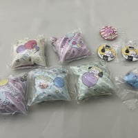 ＢＴＳ　ミニクッション・缶バッチセット