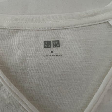 Vネック白Tシャツ　　ユニクロ