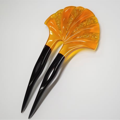 藤　イエロー帽子型ブローチ　おきなわ鼈甲　本鼈甲張 藤 イエロー帽子型ブローチ おきなわ鼈甲 本鼈甲張 - メルカリ