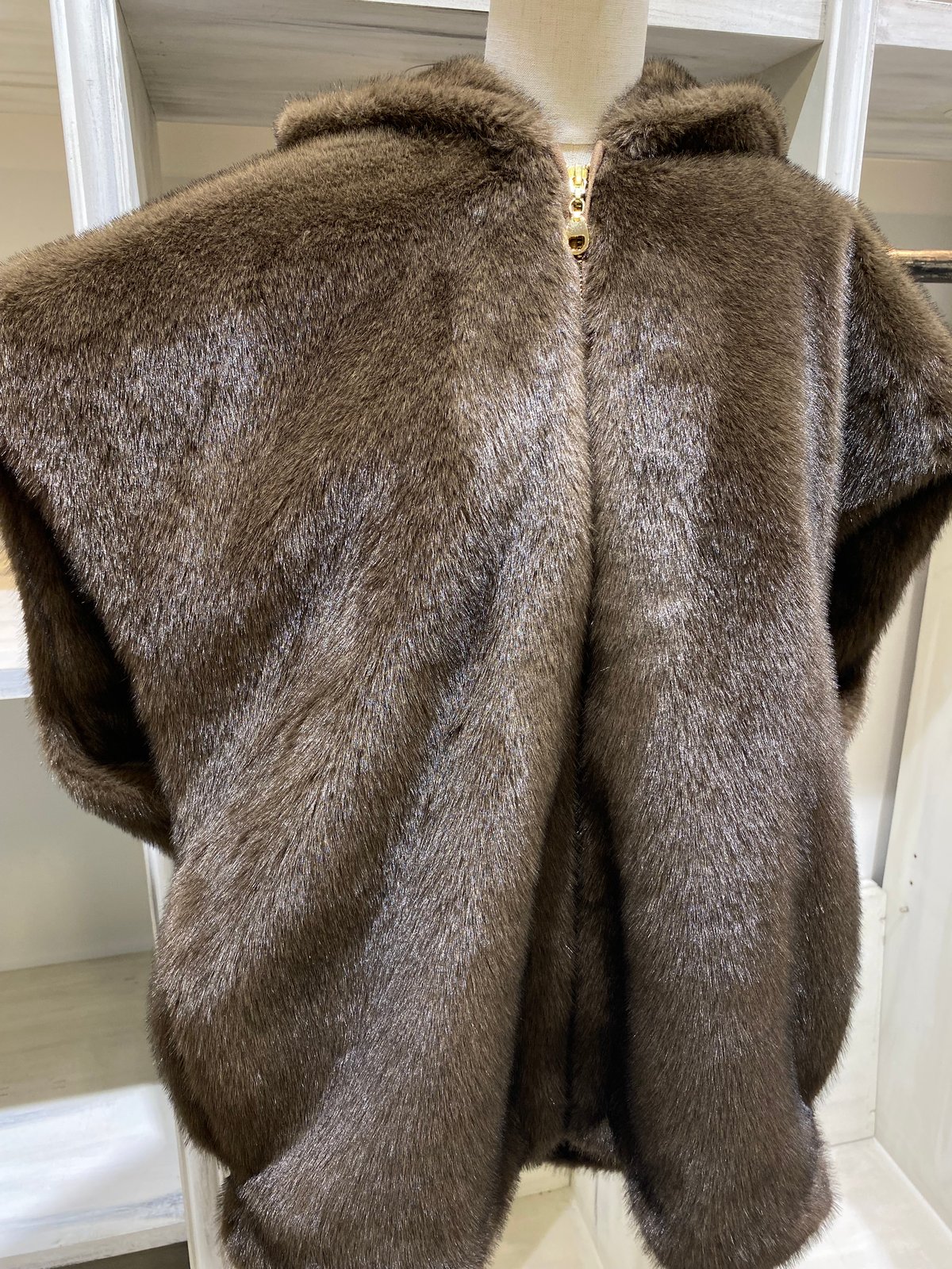 PASSIONE（パシオーネ）』フード付きfurベスト | ルルドオンライン