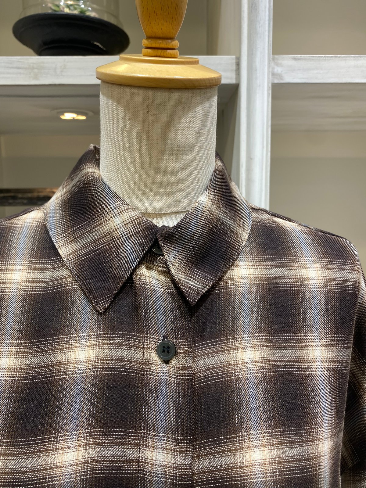 CLOCHE（クロシェ）』キュプラ混バックスリットチェックシャツ