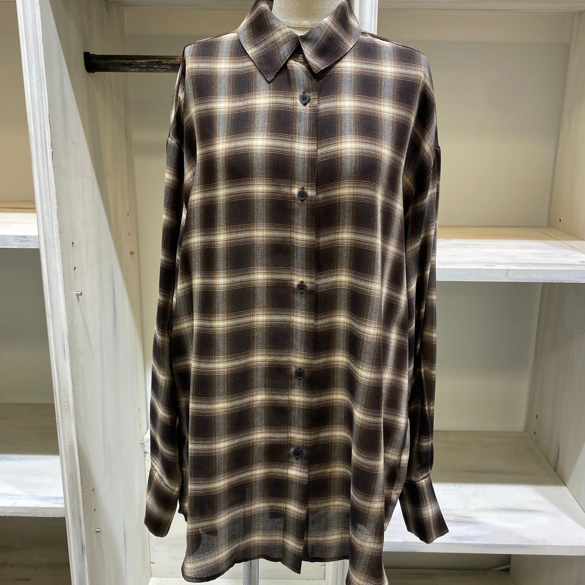 CLOCHE（クロシェ）』キュプラ混バックスリットチェックシャツ