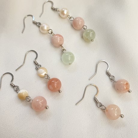 春カラーの三連ピアス