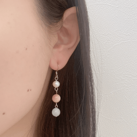 春カラーの三連ピアス