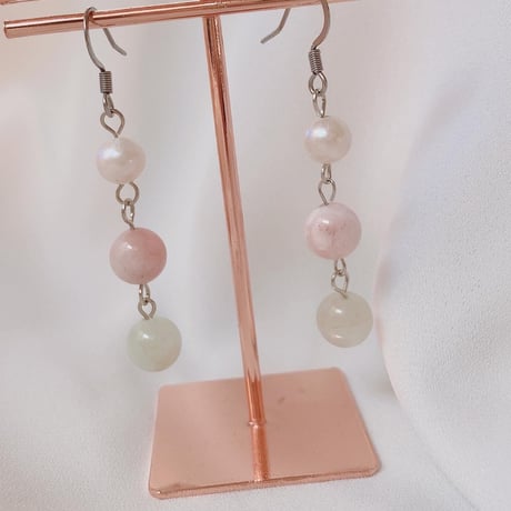 春カラーの三連ピアス