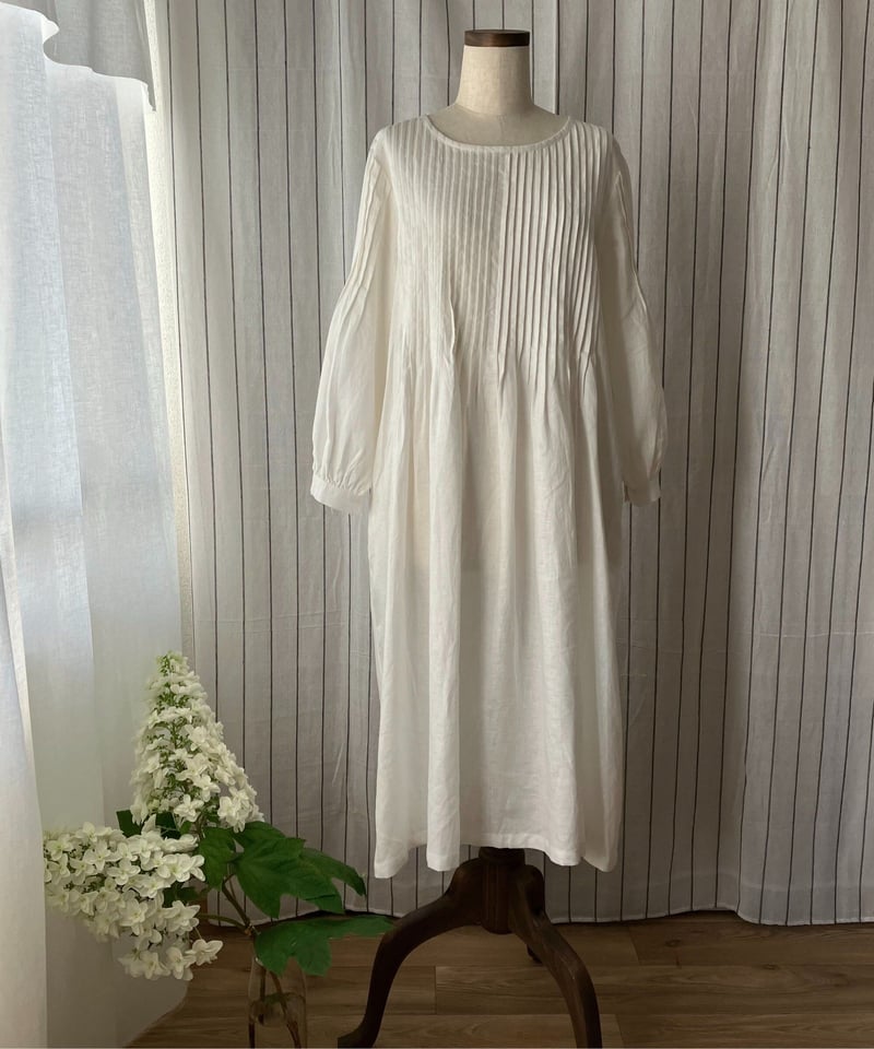 クラスカ　HAU 贅沢リネンピンタックワンピース 手織りホワイト クラスカ HAU 贅沢リネンピンタックワンピース 手織りホワイト