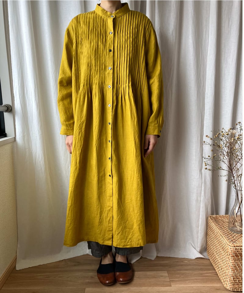 再入荷】スタンドカラーのピンタックロングワンピース（ミモザ