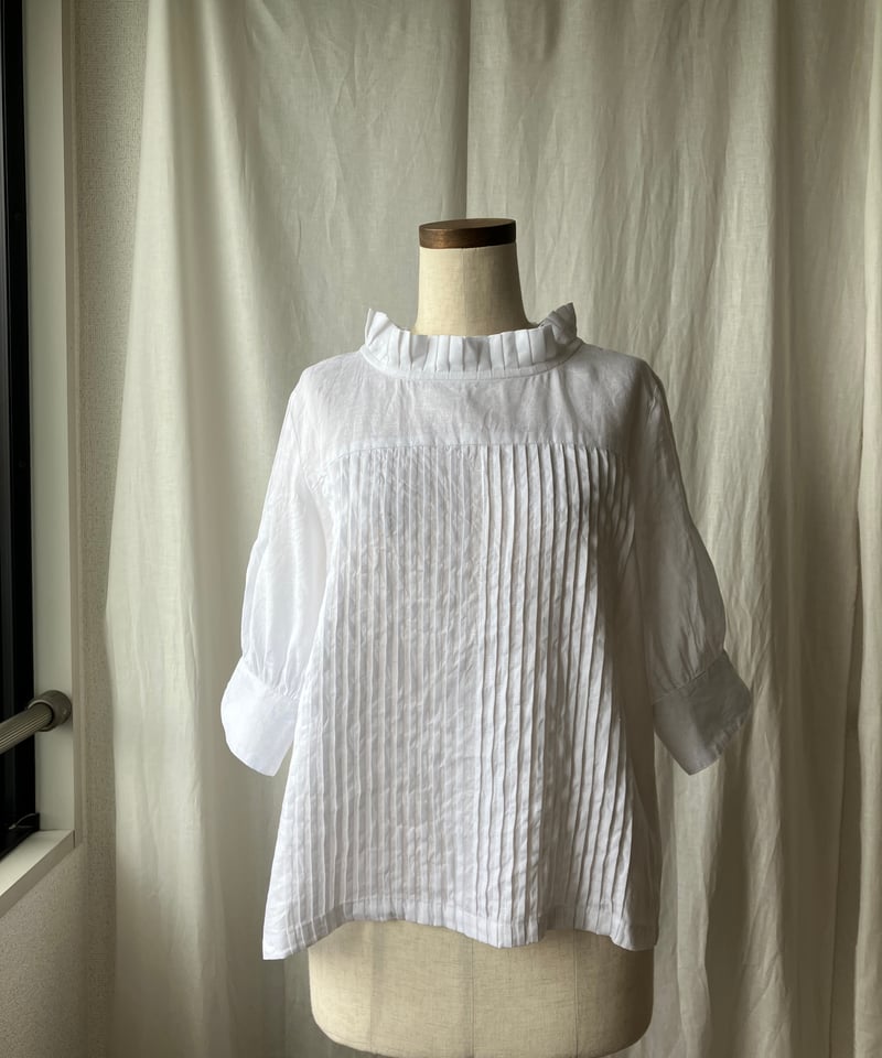 再入荷】プリーツ襟のピンタックブラウス（白）5分袖 | Happy Dot