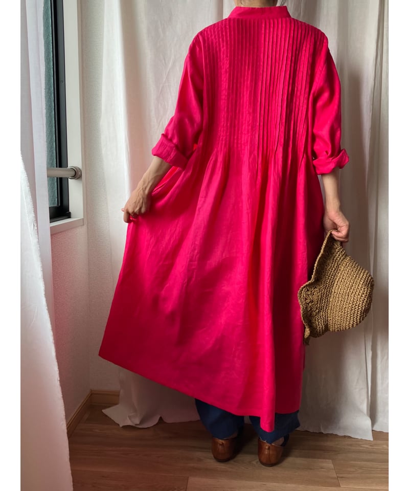 スタンドカラーのピンタックロングワンピース （マゼンタピンク