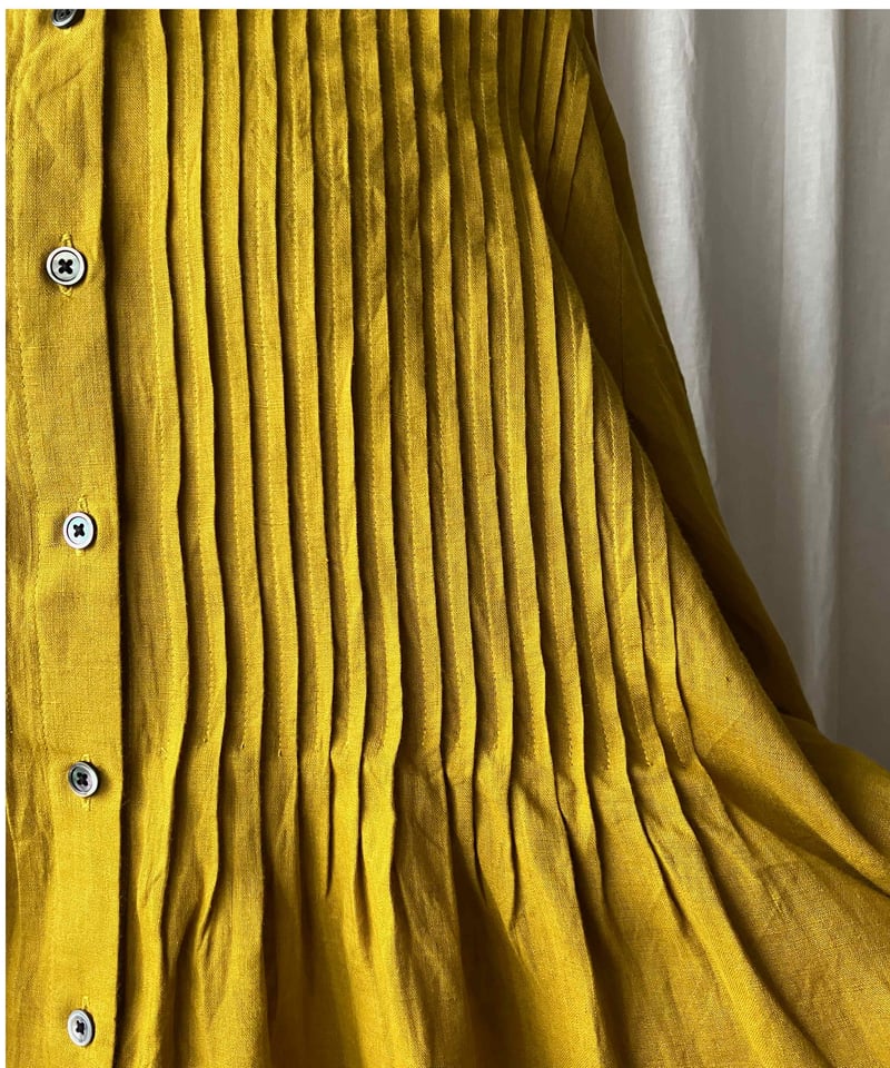 再入荷】スタンドカラーのピンタックロングワンピース（ミモザ