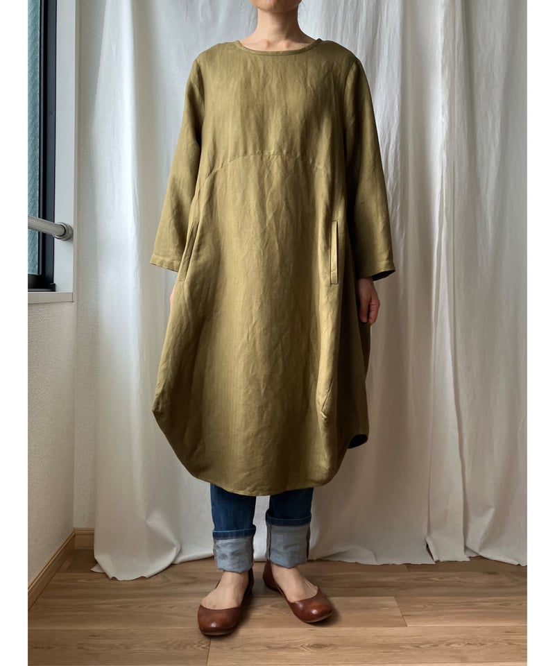 変形裾のワンピース（長袖 カーキヘリンボーン） | Happy Dot