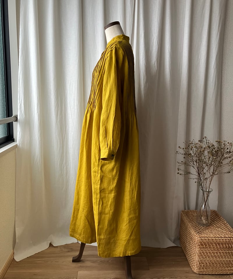 再入荷】スタンドカラーのピンタックロングワンピース（ミモザ