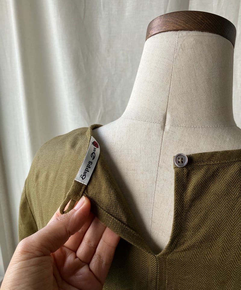 変形裾のワンピース（長袖 カーキヘリンボーン） | Happy Dot