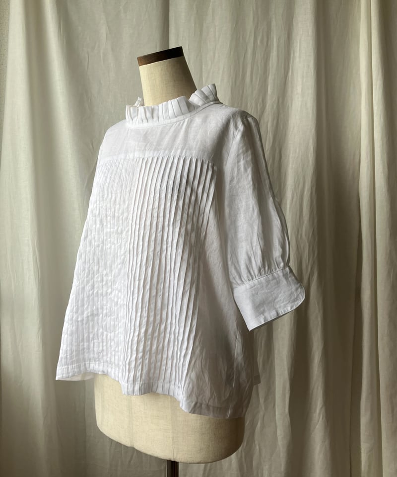 再入荷】プリーツ襟のピンタックブラウス（白）5分袖 | Happy Dot