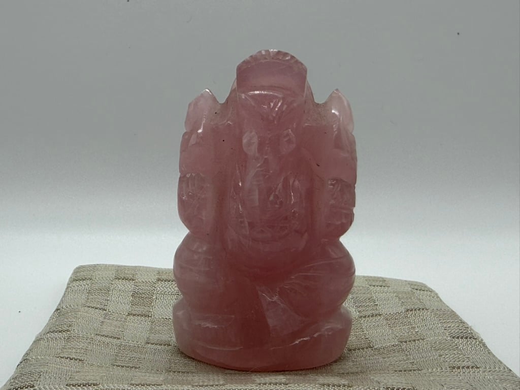 【高品質】ガネーシャ彫刻 ファイアークォーツ共生 ガネーシャ（ローズクォーツ）No.4 | SURYAオンラインショップ