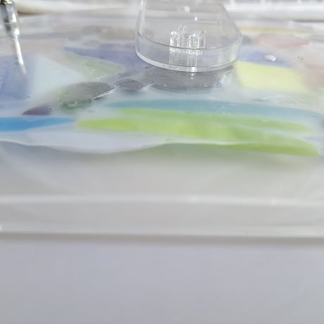 子ども作品：いろいろガラス（作：りつか）／支援者様のお手元にお届け