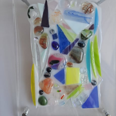 子ども作品：いろいろガラス（作：りつか）／支援者様のお手元にお届け