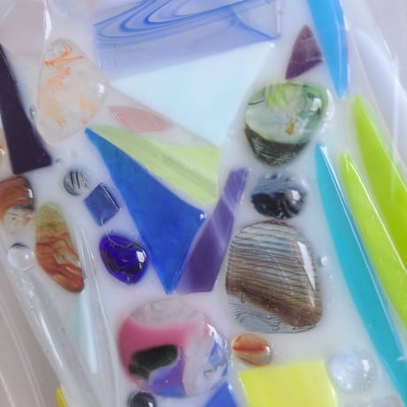 子ども作品：いろいろガラス（作：りつか）／支援者様のお手元にお届け