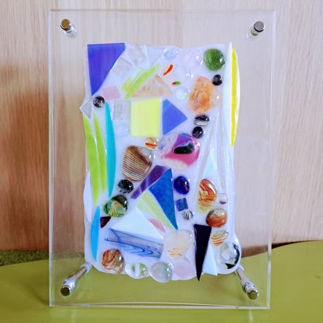 子ども作品：いろいろガラス（作：りつか）／支援者様のお手元にお届け