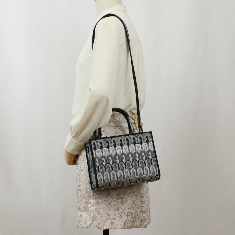 美品*。 FURLA 鈍く フルラ＊゜アガタ 2wayバッグ☆*。 