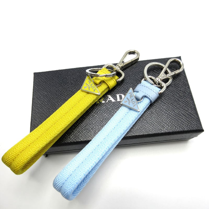 プラダ キーホルダー PRADA キャンバス 三角プレートチャーム プラダ キーホルダー PRADA キャンバス 三角プレートチャーム