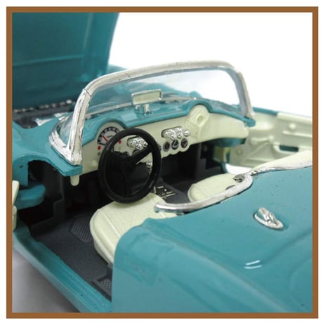 1:24 1957 CHEVROLET CORVETTE ミニカー【Maisto】