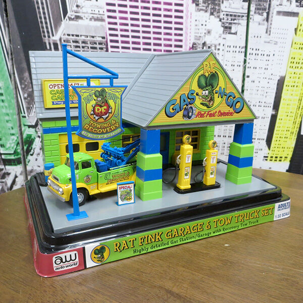 AUTO WORLD 1:48 RAT FINK Garage with 1:32 Tow T