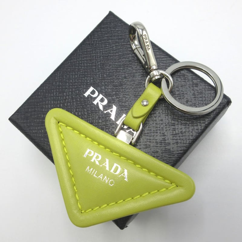 プラダ キーホルダー PRADA レザー 三角プレートチャーム プラダ キーホルダー PRADA レザー 三角プレートチャーム