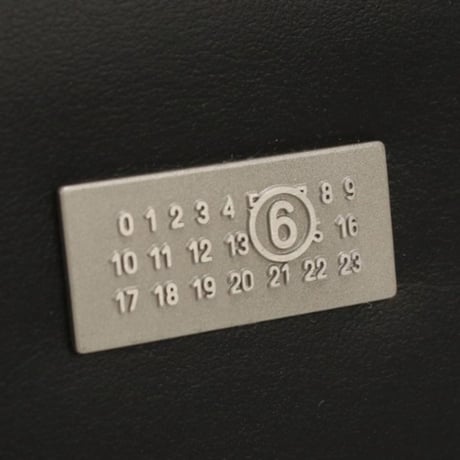 エムエムシックス MM6 二折財布小銭入付き　ブランド　メタルロゴプレートSA5UI0015　P6418　T8013ブラック