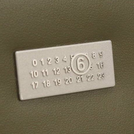 エムエムシックス MM6 二折財布小銭入付き　ブランド　メタルロゴプレートSA5UI0015　P6418　T7428カーキ