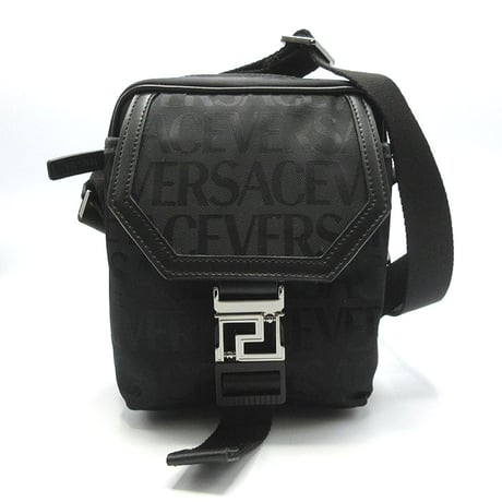 ヴェルサーチェ ショルダーバッグ VERSACE ナイロン メッセンジャー 斜め掛け 1009919 1A07040 1B00E (ブラック) アウトレット メンズ