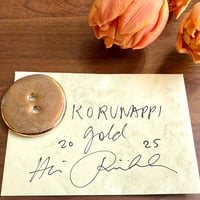 Heini Riitahuhta  Koru Nappi 中サイズ ゴールド② / ヘイニ・リータフフタ コルナッピ