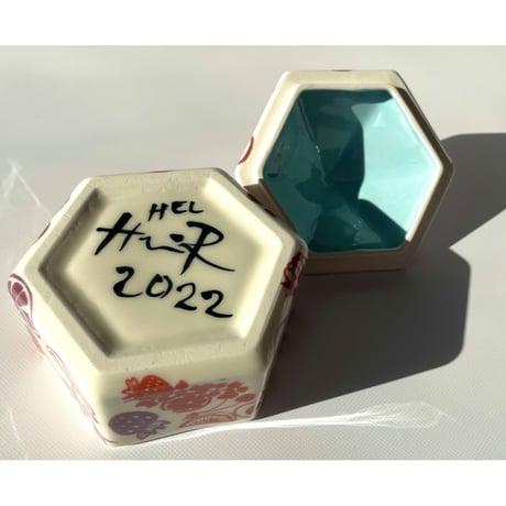Heini Riitahuhta ヘキサゴンジャー 鳥モチーフ ①