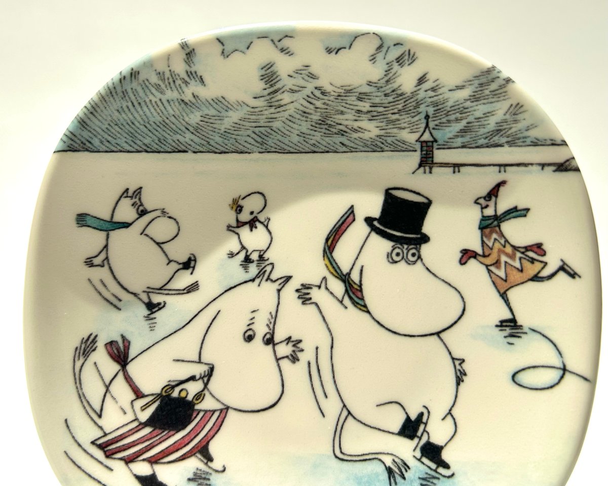 【廃盤品】　ムーミン ミニウォールプレートARABIA スリッパリーアイス ARABIA ムーミン ウォールプレート On Slippery Ice アラビア | Kir