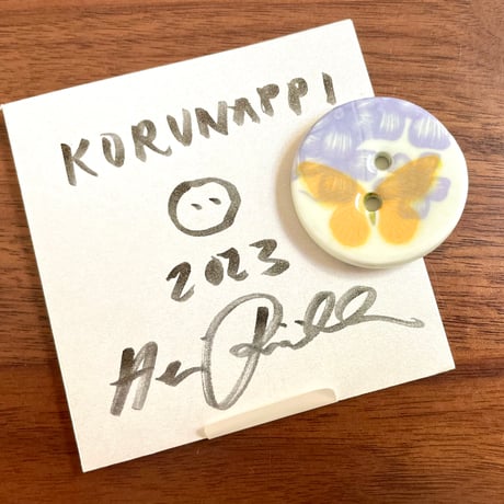Heini Riitahuhta  Koru Nappi バタフライ＆花モチーフ  中サイズ