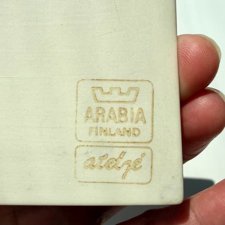 ARABIA  Heljä Liukko-Sundström Yhdessä yli sinisen joen （青い川を共に渡って）陶板