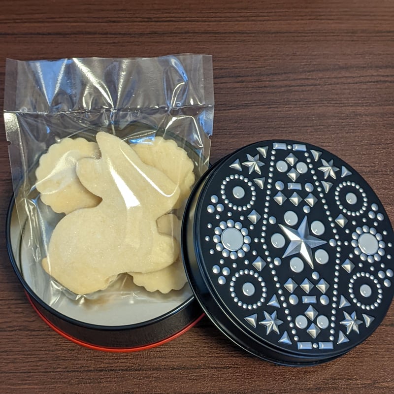 見つけた方はラッキー　焙り出し　鱗文　みつ豆鉢 卵不使用】よつ葉バターのクッキー ロック缶（お菓子のミカタ