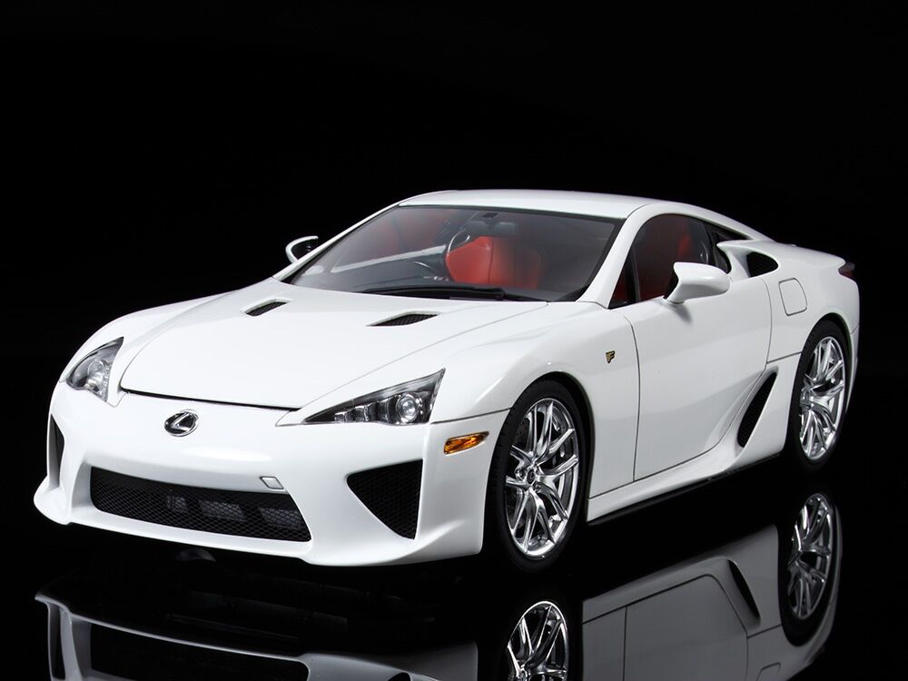 タミヤ 1/24 プラモデル 完成品 レクサス LFA （ショーケース付き） タミヤ 1/24 プラモデル 完成品 レクサス LFA （ショーケース
