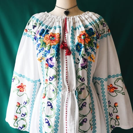 週末限定値下げウクライナ　ルーマニア刺繍vintageワンピース　着画 ヴィンテージ お値下げ中 豪華なウクライナ刺繍 ルーマニア刺繍