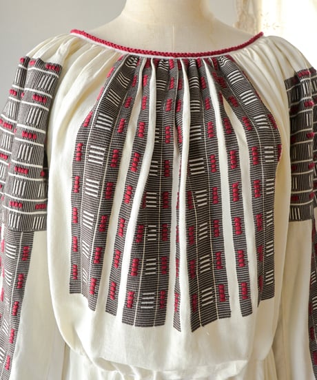 【tiny yearn】Romanian vintage traditional dress
