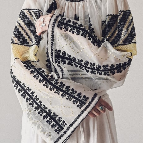 ルーマニア刺繍 | STORES