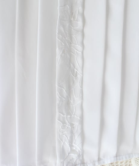 【Seek an nur】White Embroidered Pleats Sheer Blouse