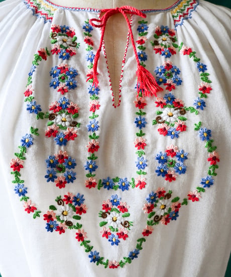 【Seek an nur】Hungarian Vintage Embroidered Peasant Blouse