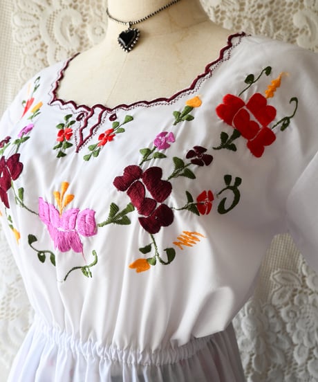 【tiny yearn】Euro Embroidered Peasant Blouse