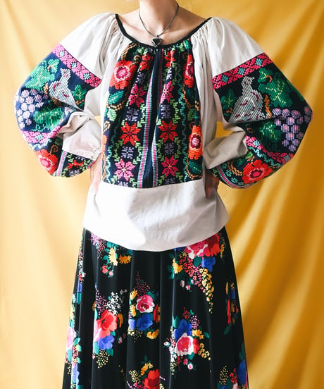 【tiny yearn】Romanian Vintage Embroidered Blouse