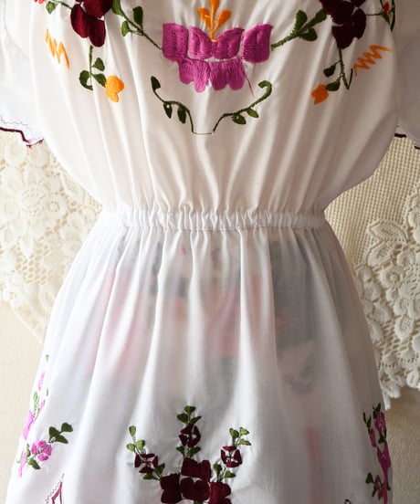 【tiny yearn】Euro Embroidered Peasant Blouse