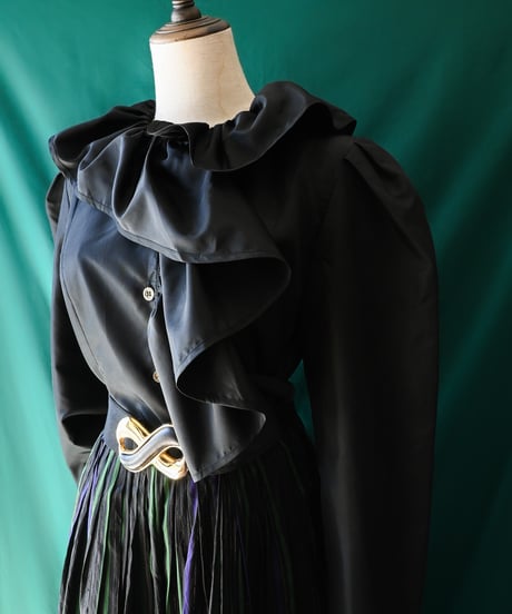 【Seek an nur】W-Germany Frill Black Blouse
