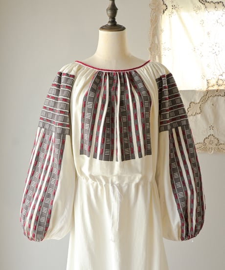【tiny yearn】Romanian vintage traditional dress