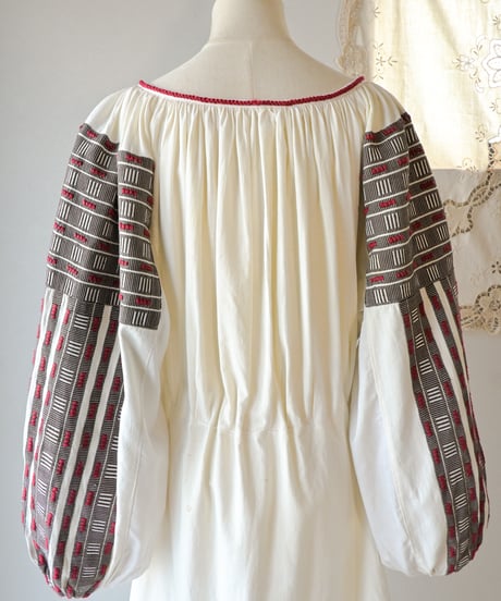 【tiny yearn】Romanian vintage traditional dress